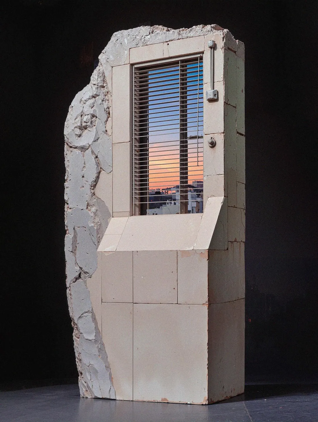 Obra de Boldtron: ventana en un bloque de piedra