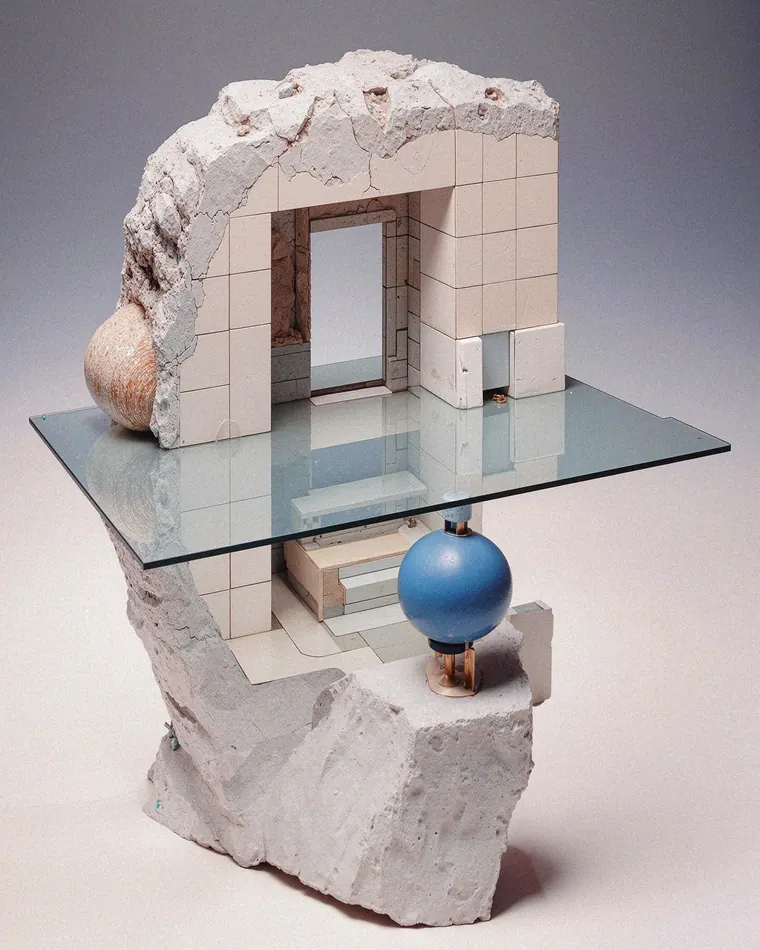 Obra de Boldtron: arco de piedra con mesa de cristal y esfera azul