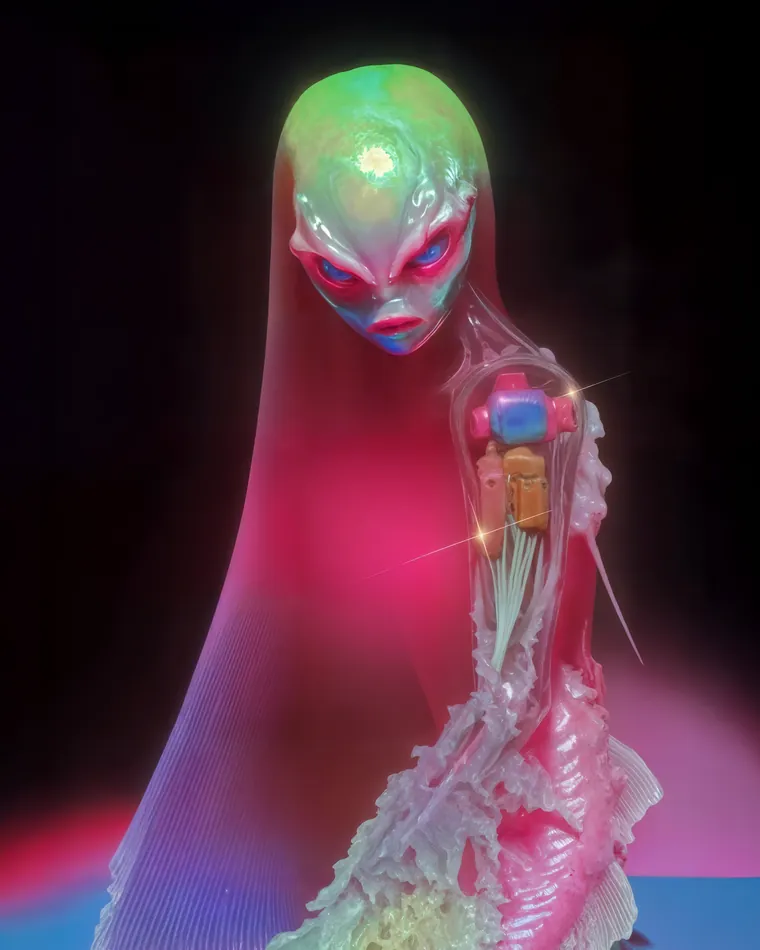 Obra de Remembering Orion: criatura alienígena de cristal rosa