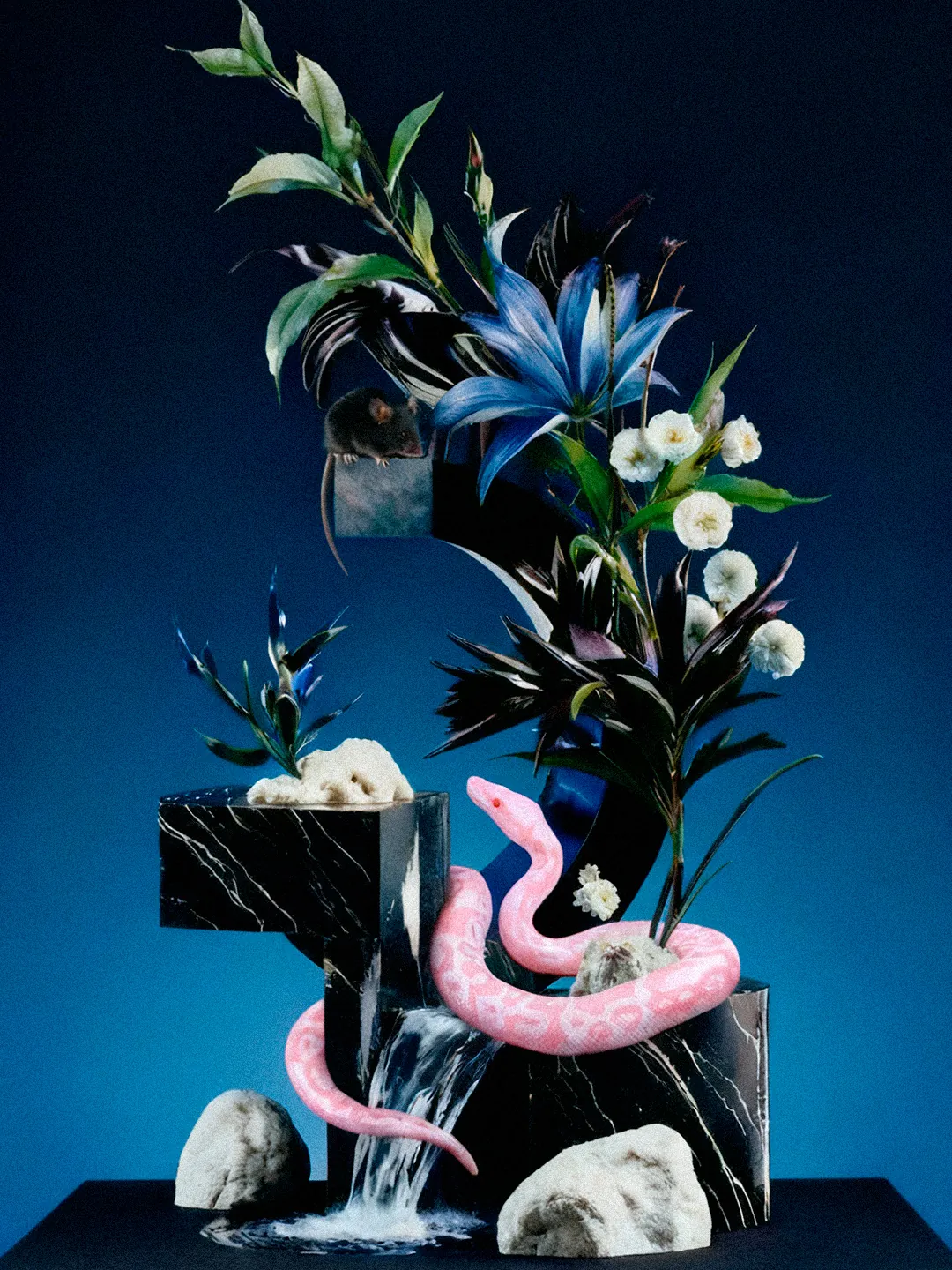 Obra de Slurp.tv: serpiente rosa entre flores y mármol